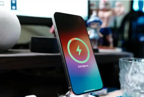 舞钢苹果15换屏服务分享用什么充电器给iPhone15充电更好 